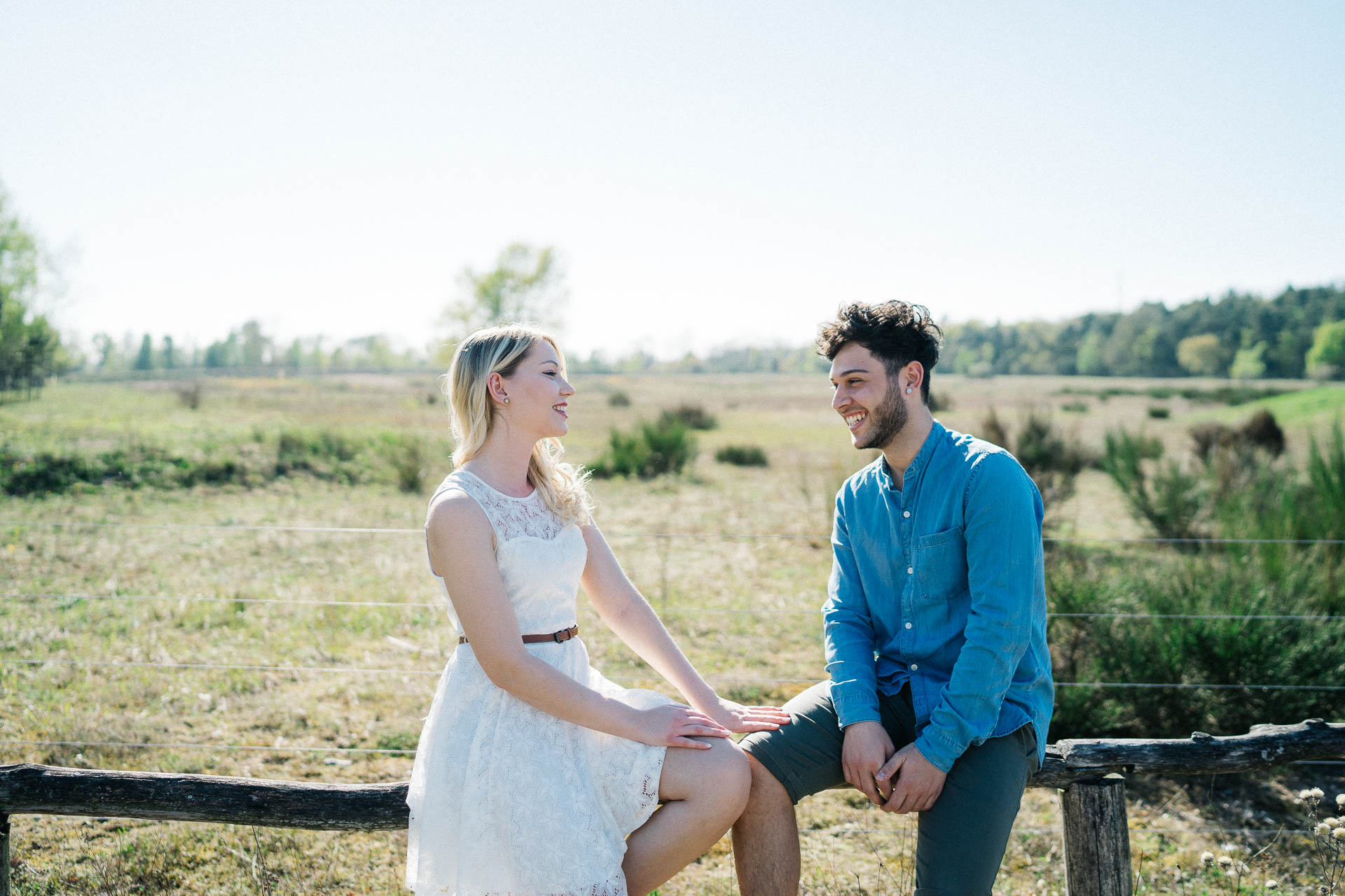 Paarshooting mit verliebtem Pärchen fotografiert von Lisa & Andi Photography in einer schönen Heide.