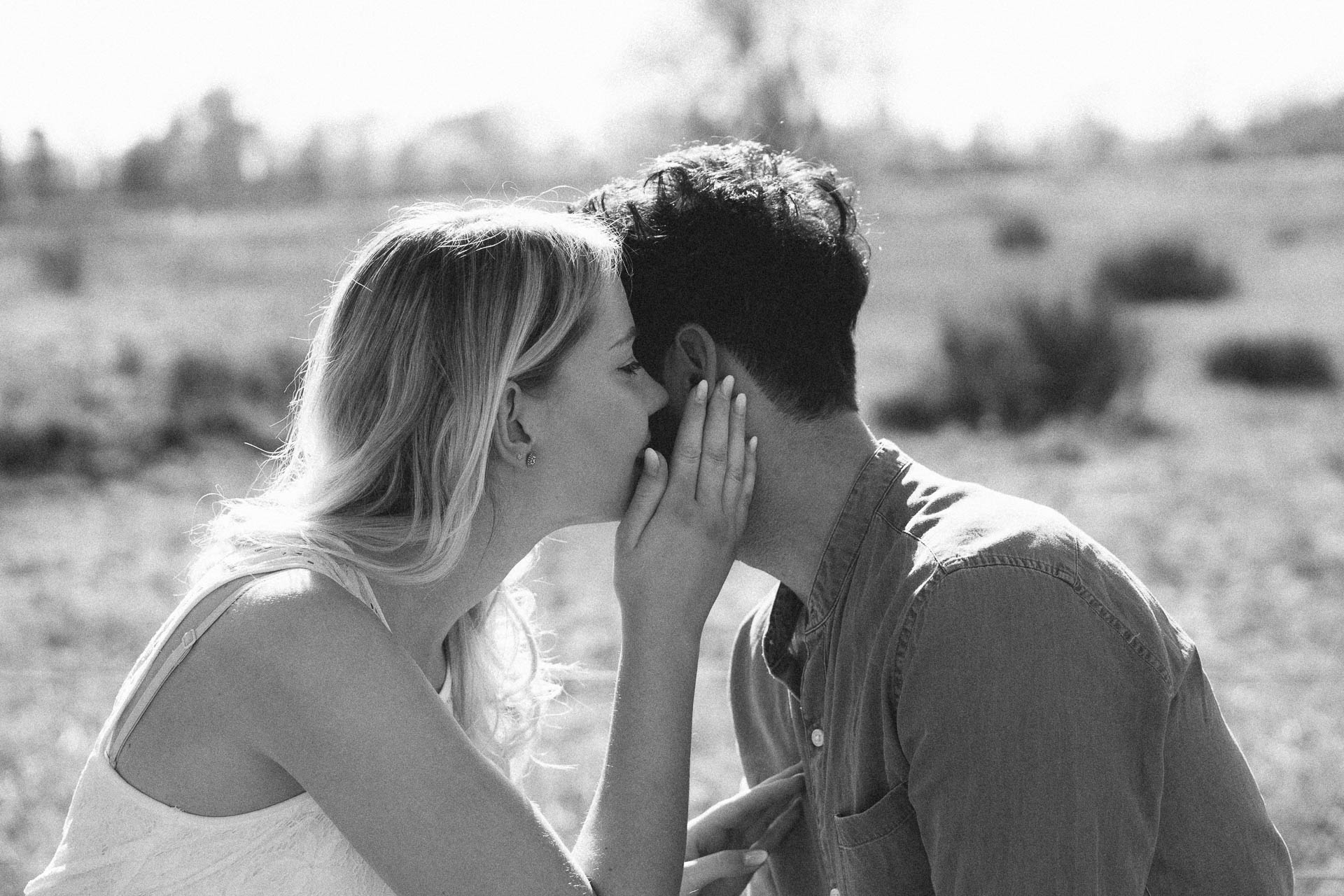 Paarshooting mit verliebtem Pärchen fotografiert von Lisa & Andi Photography in einer schönen Heide.