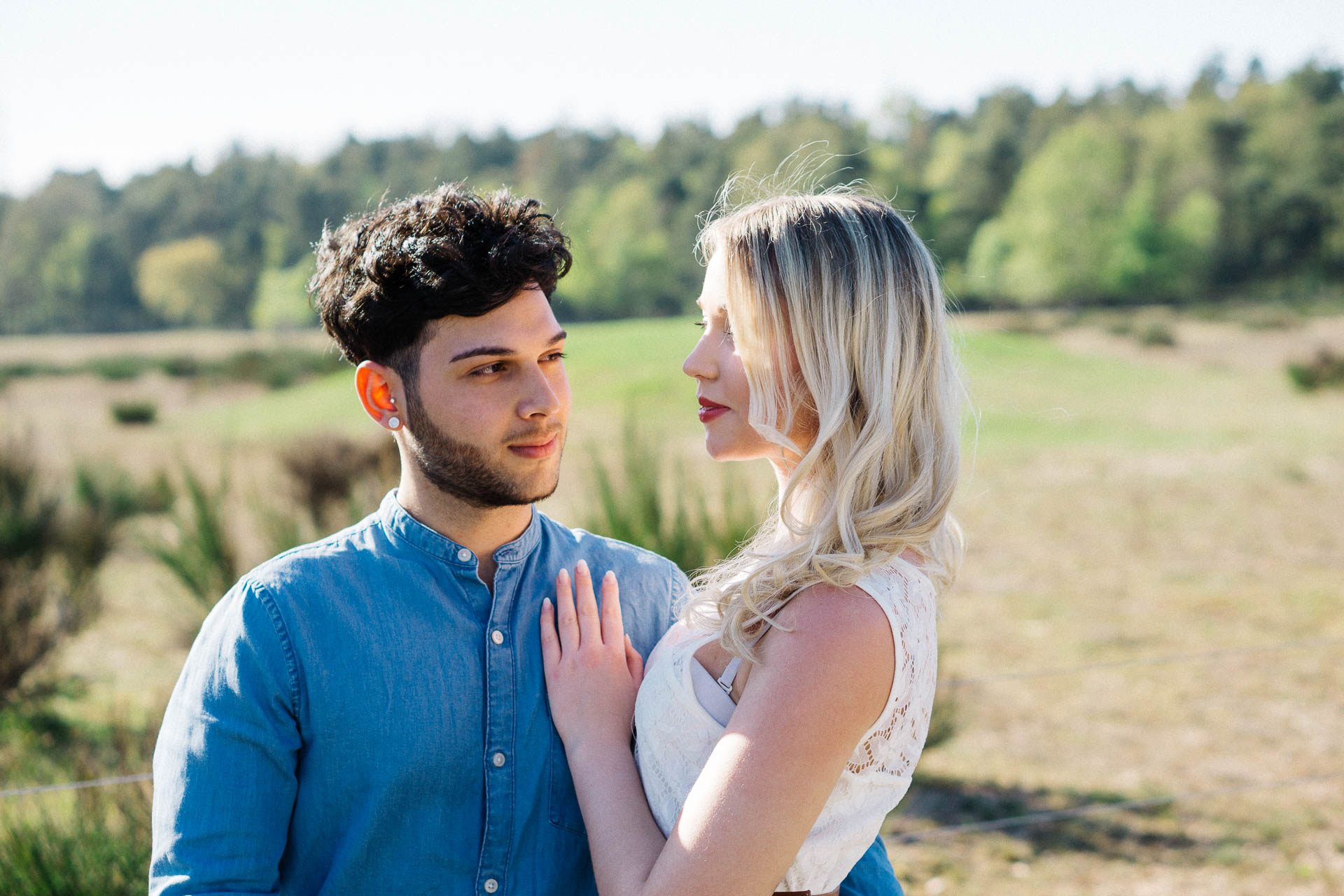 Paarshooting mit verliebtem Pärchen fotografiert von Lisa & Andi Photography in einer schönen Heide.