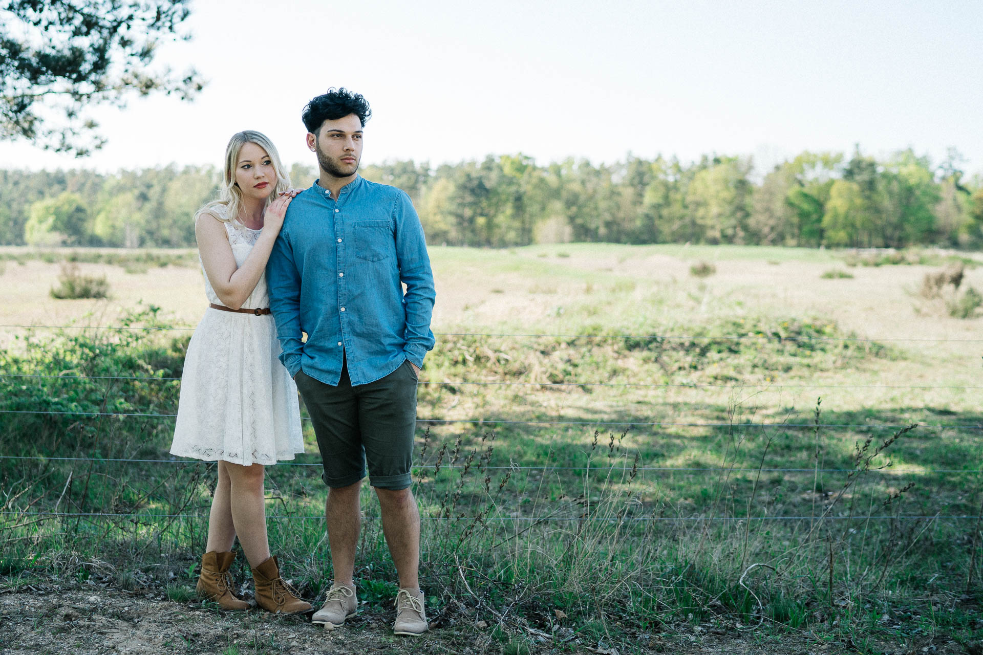 Paarshooting mit verliebtem Pärchen fotografiert von Lisa & Andi Photography in einer schönen Heide.