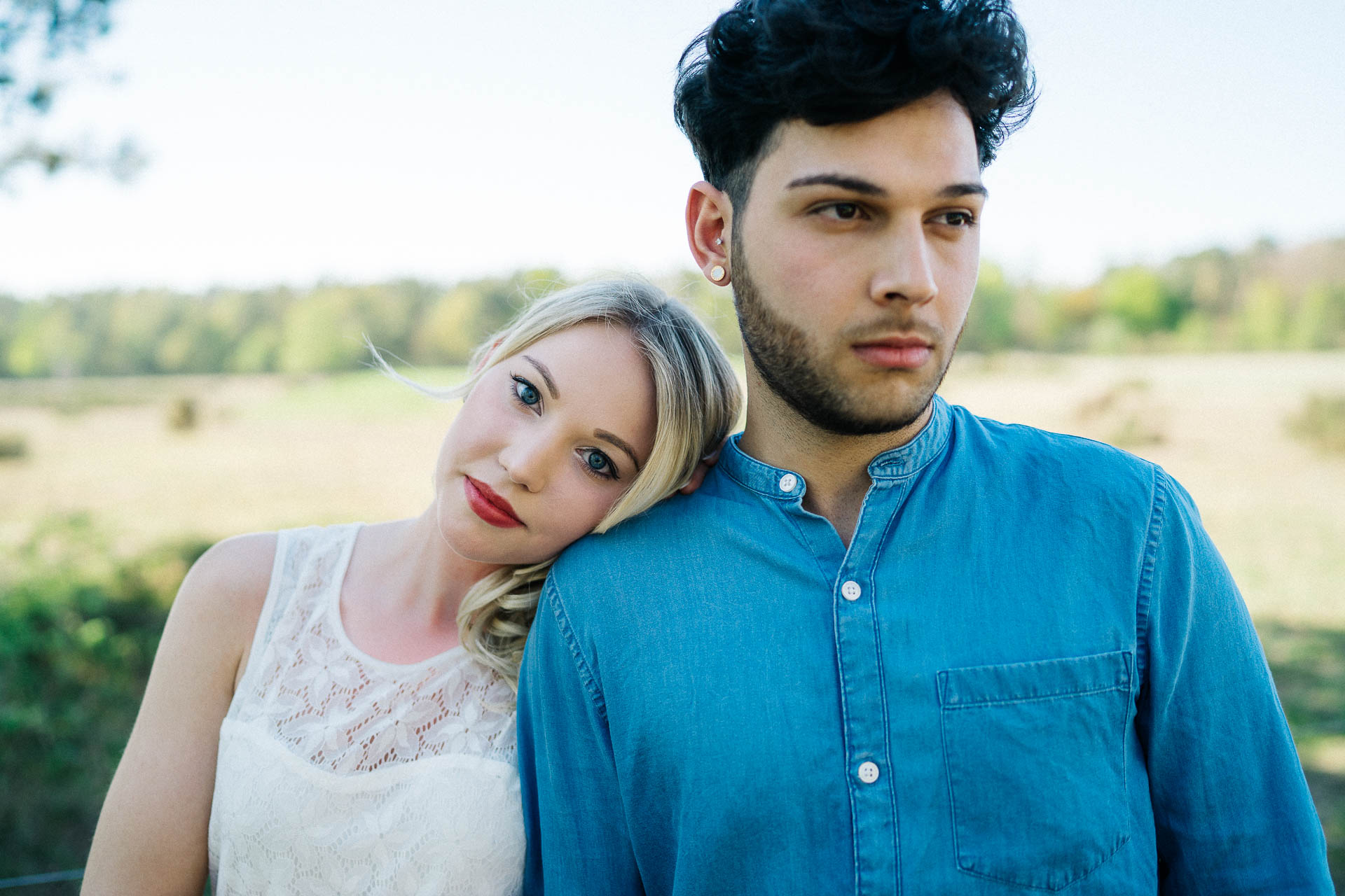 Paarshooting mit verliebtem Pärchen fotografiert von Lisa & Andi Photography in einer schönen Heide.