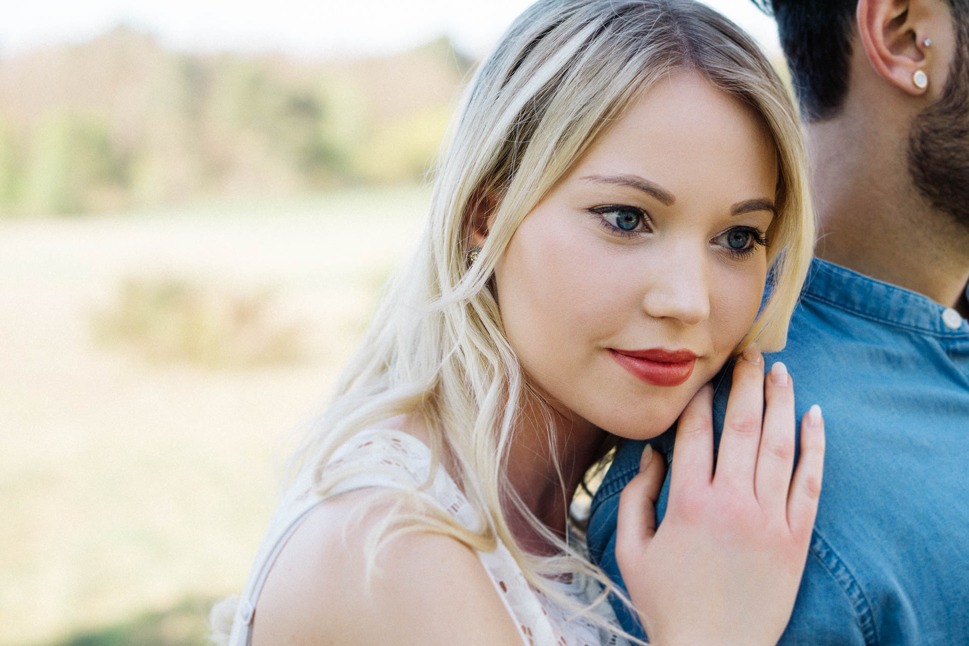 Paarshooting mit verliebtem Pärchen fotografiert von Lisa & Andi Photography in einer schönen Heide.