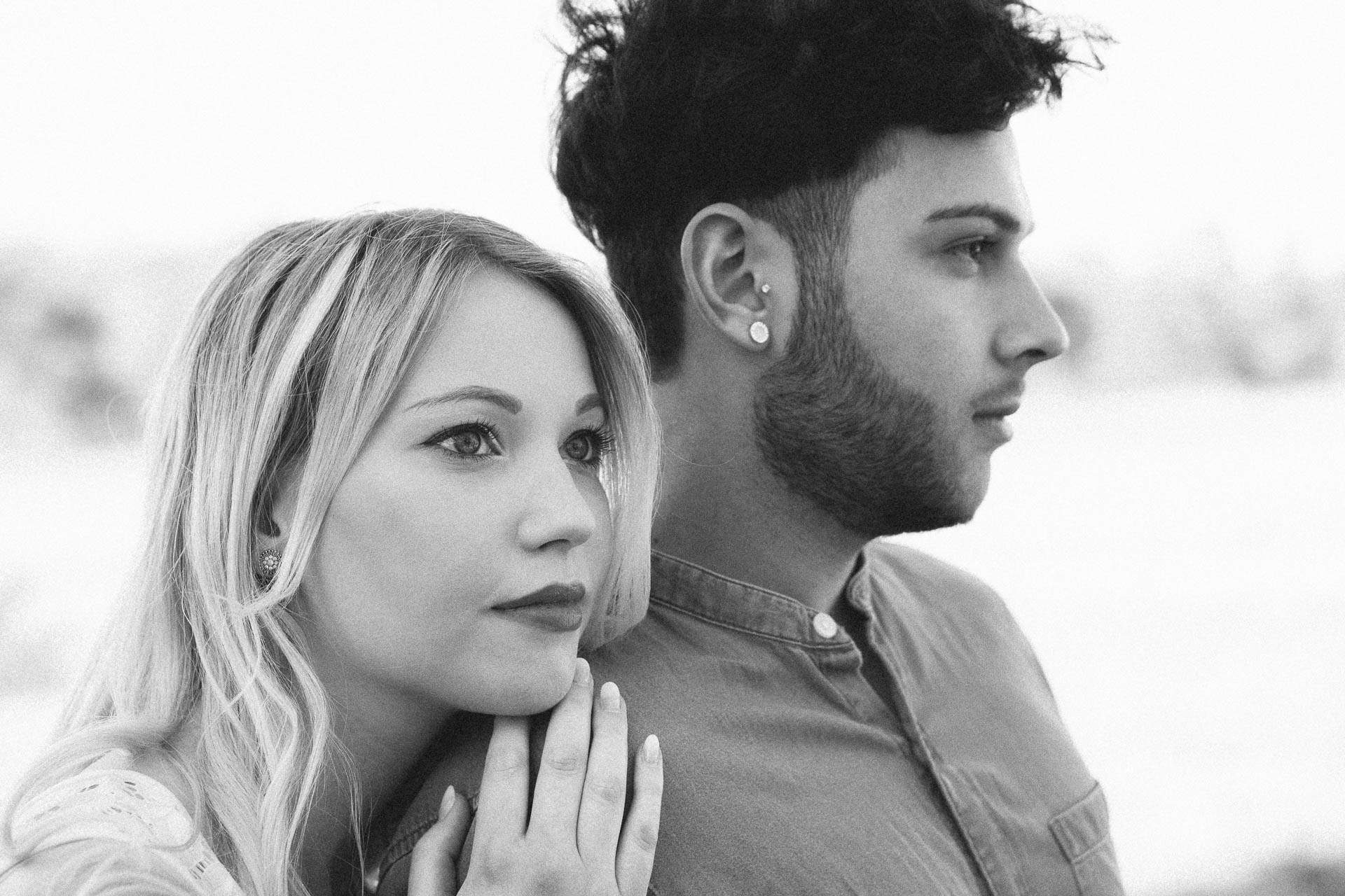 Paarshooting mit verliebtem Pärchen fotografiert von Lisa & Andi Photography in einer schönen Heide.