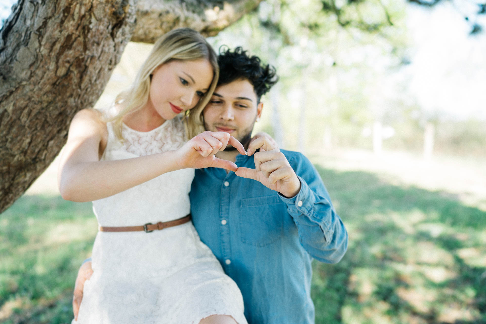 Paarshooting mit verliebtem Pärchen fotografiert von Lisa & Andi Photography in einer schönen Heide.