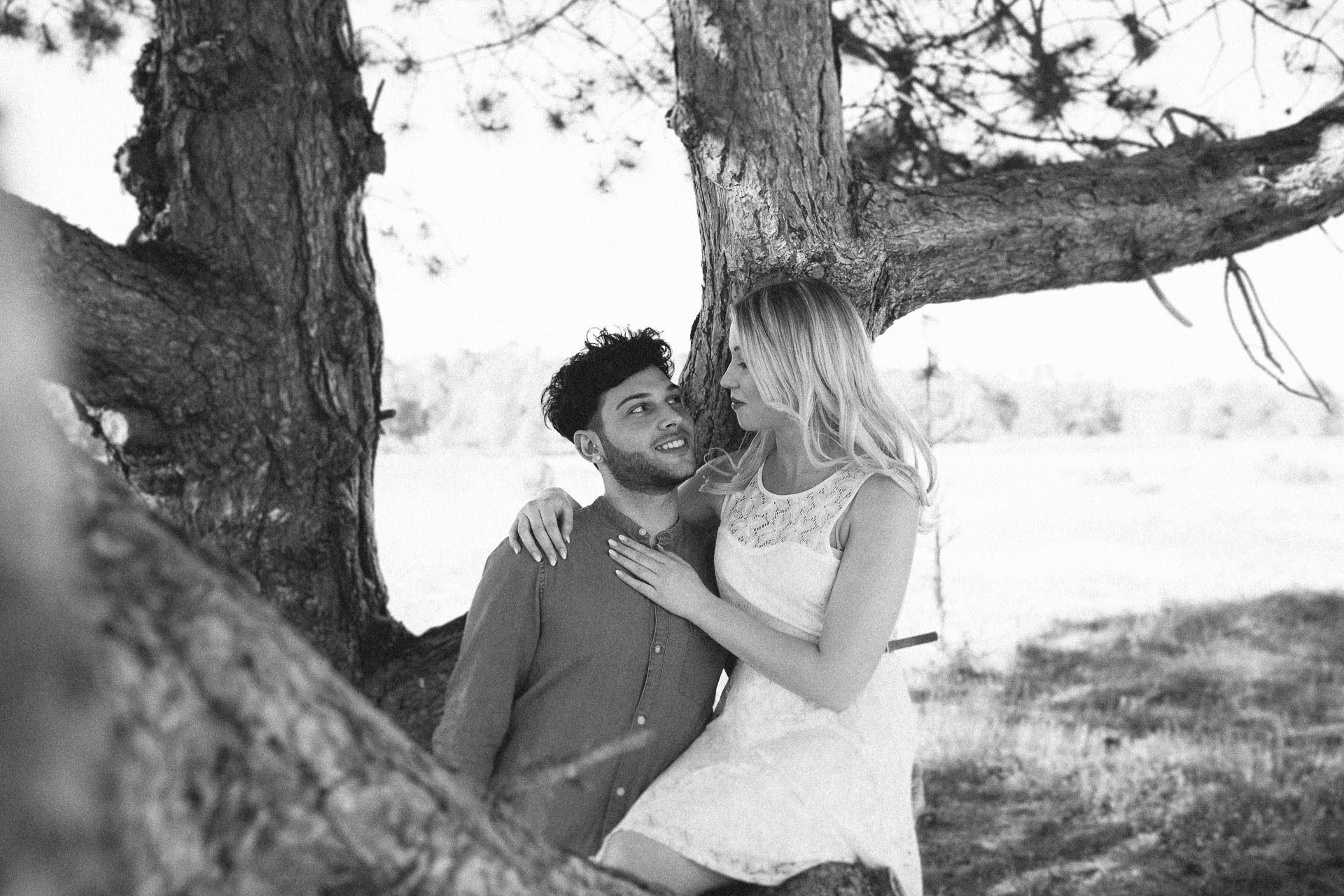 Paarshooting mit verliebtem Pärchen fotografiert von Lisa & Andi Photography in einer schönen Heide.