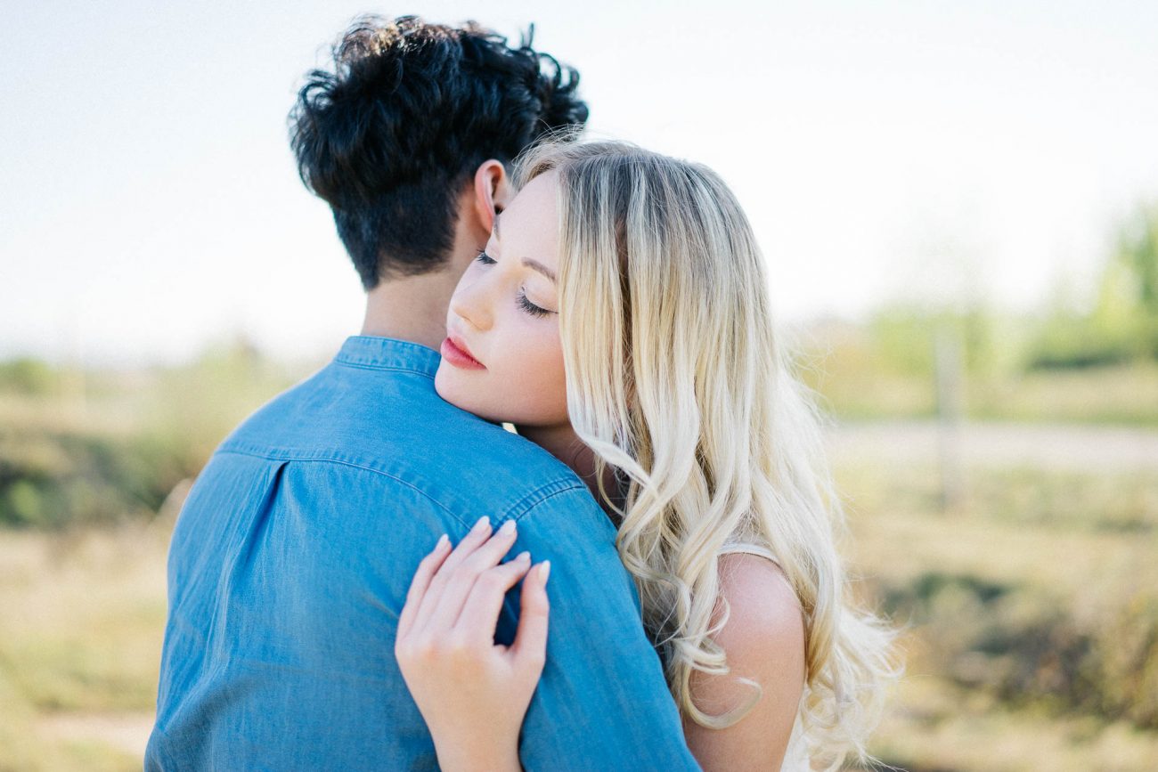 Paarshooting mit verliebtem Pärchen fotografiert von Lisa & Andi Photography in einer schönen Heide.
