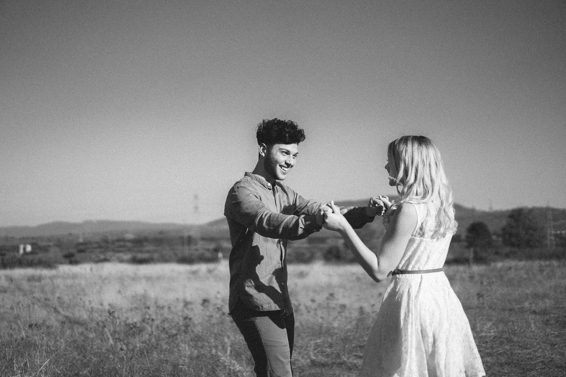 Paarshooting mit verliebtem Pärchen fotografiert von Lisa & Andi Photography in einer schönen Heide.