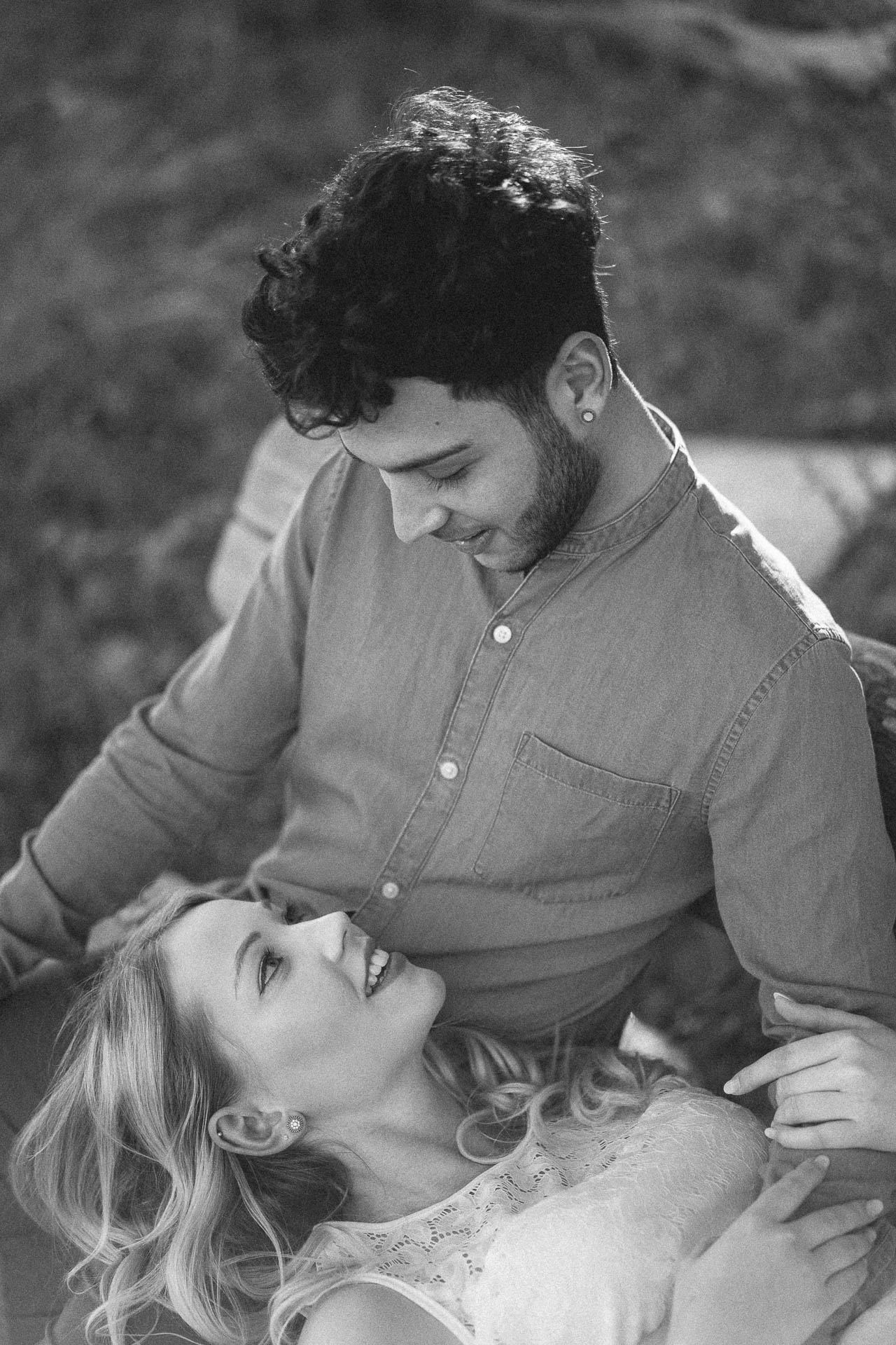 Paarshooting mit verliebtem Pärchen fotografiert von Lisa & Andi Photography in einer schönen Heide.