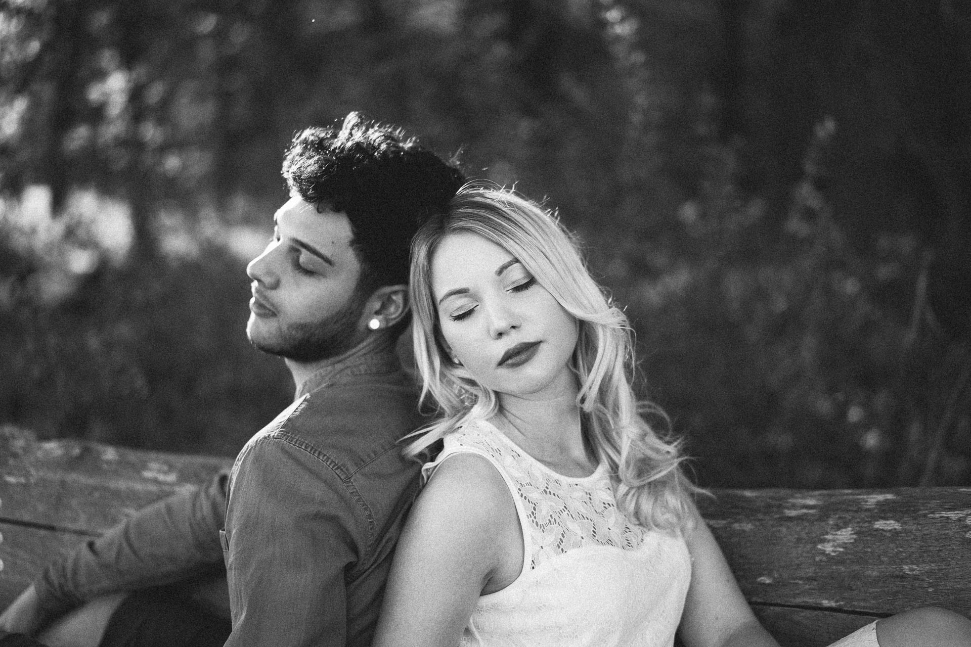 Paarshooting mit verliebtem Pärchen fotografiert von Lisa & Andi Photography in einer schönen Heide.