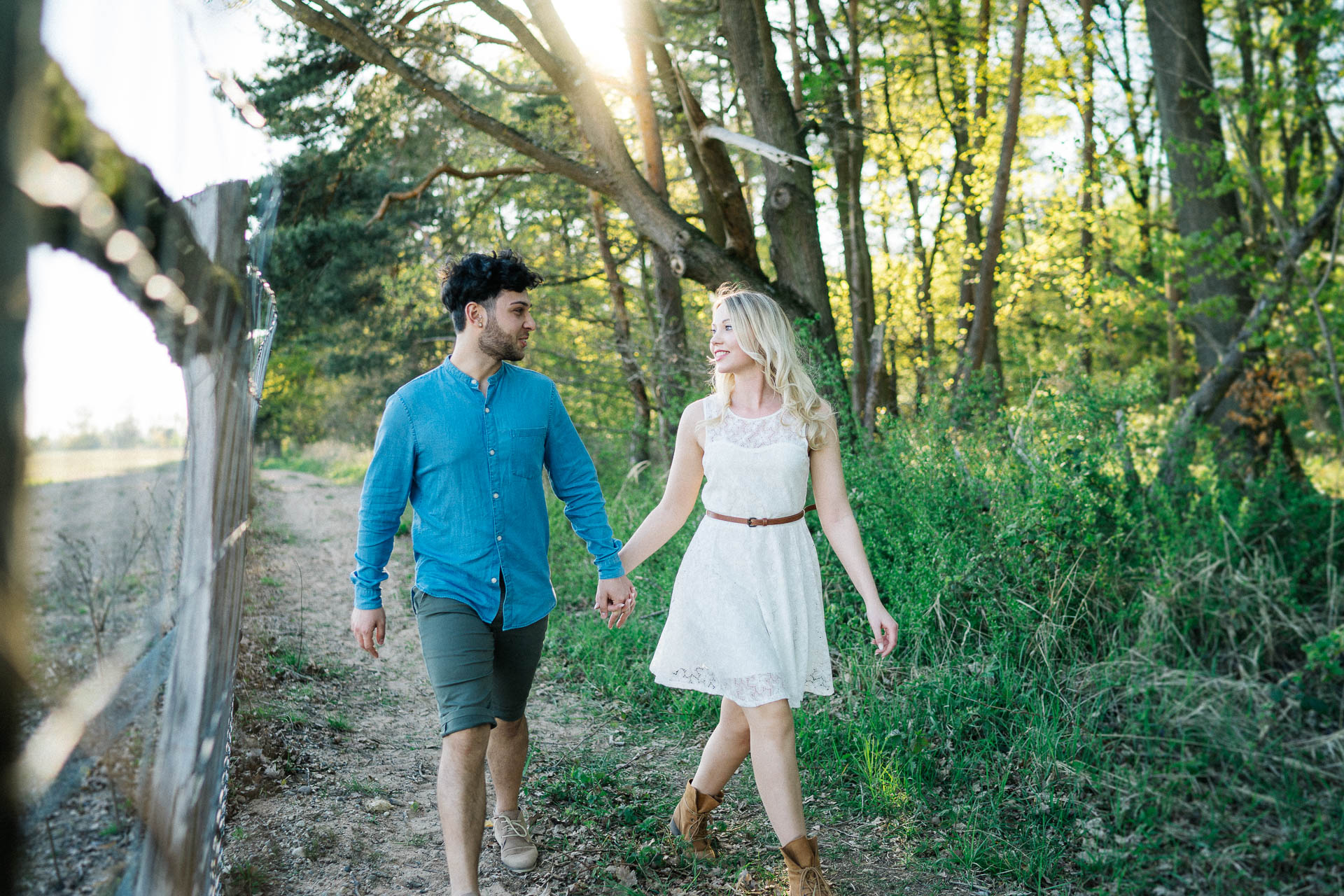 Paarshooting mit verliebtem Pärchen fotografiert von Lisa & Andi Photography in einer schönen Heide.