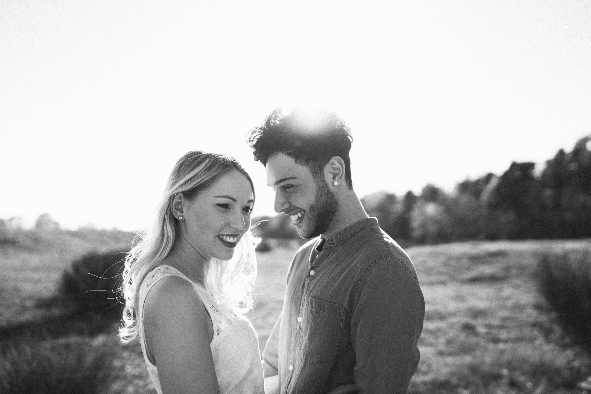 Paarshooting mit verliebtem Pärchen fotografiert von Lisa & Andi Photography in einer schönen Heide.