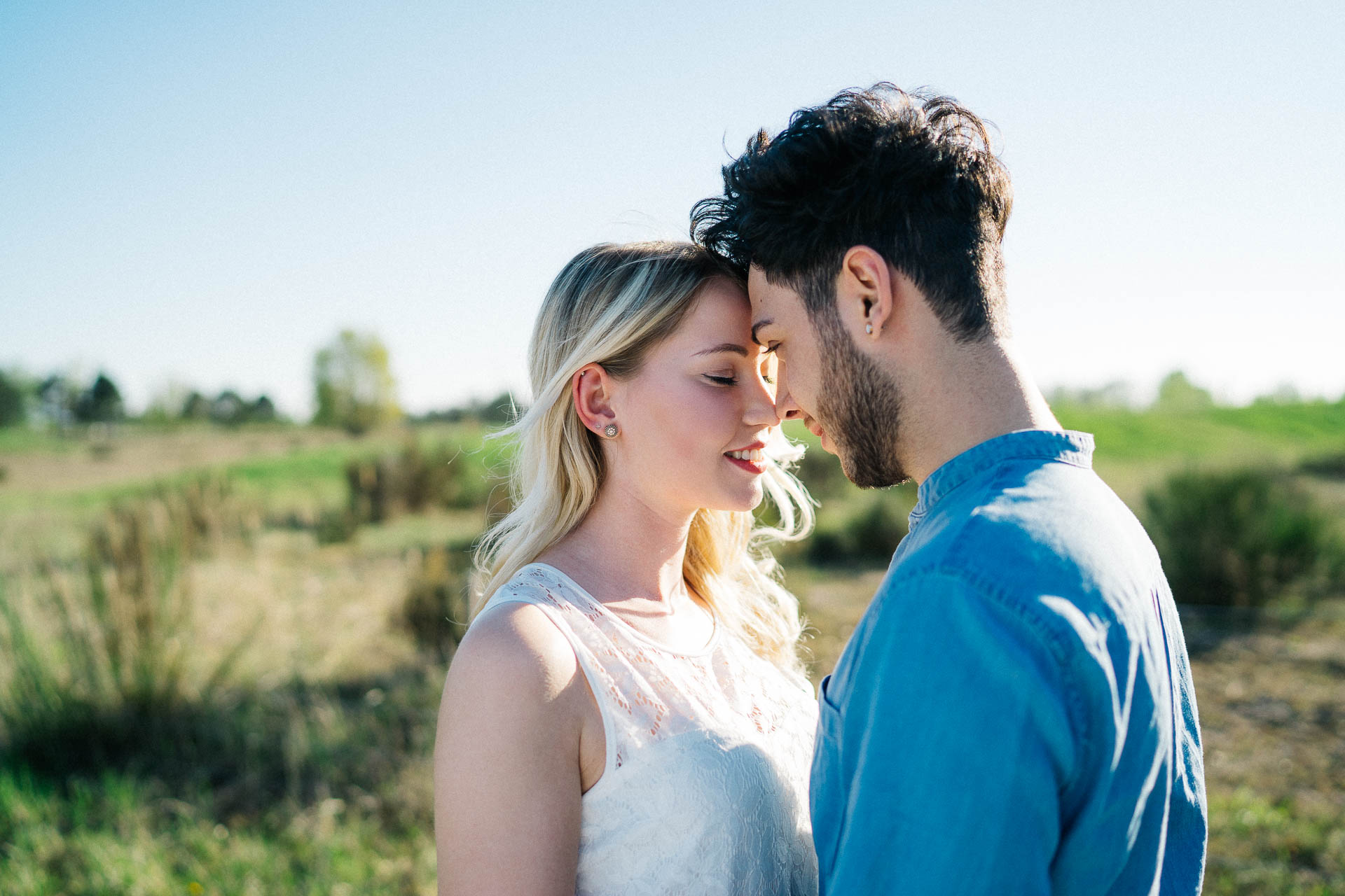 Paarshooting mit verliebtem Pärchen fotografiert von Lisa & Andi Photography in einer schönen Heide.