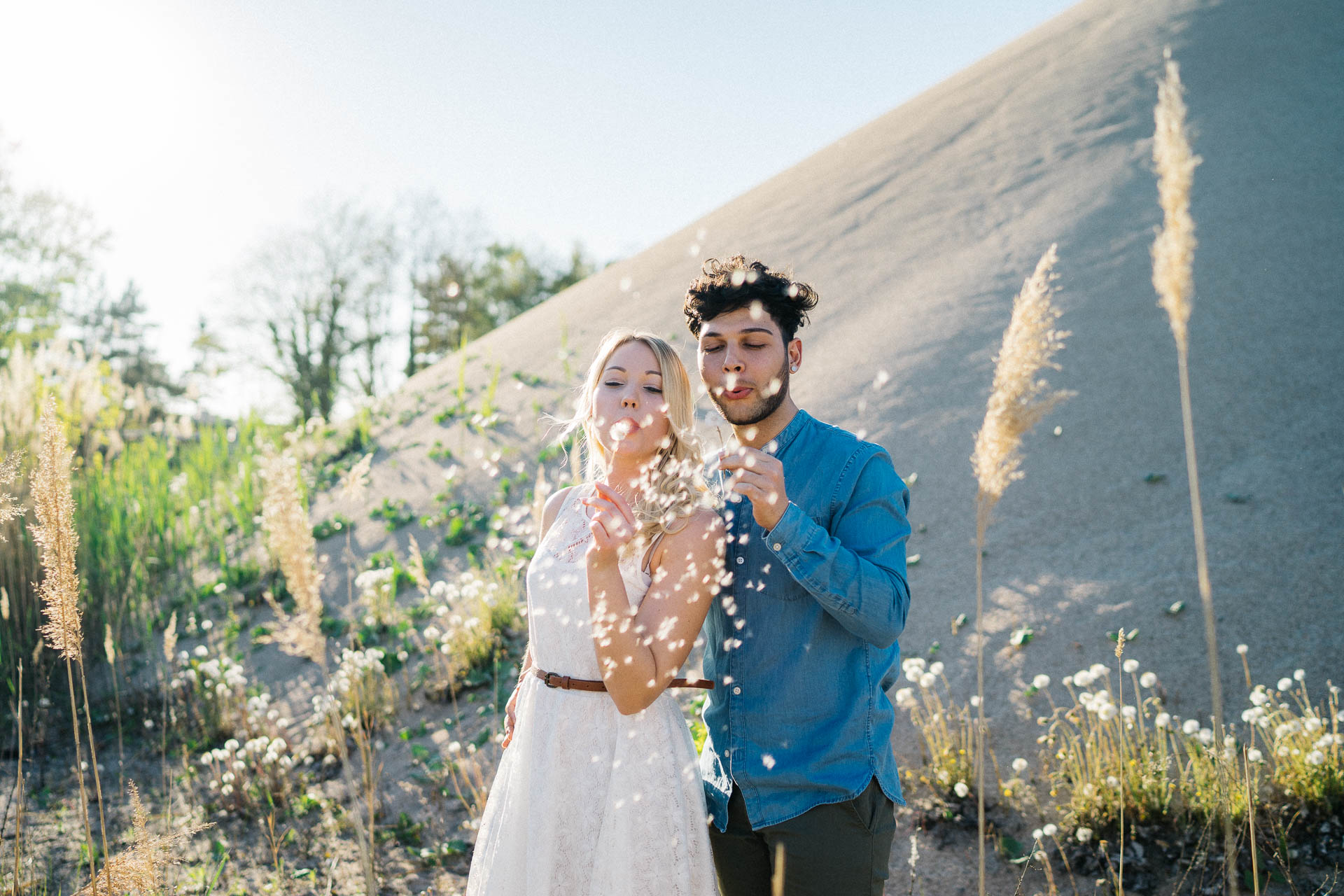 Paarshooting mit verliebtem Pärchen fotografiert von Lisa & Andi Photography in einer schönen Heide.