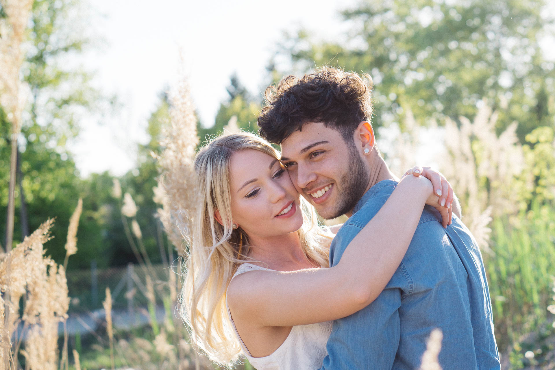 Paarshooting mit verliebtem Pärchen fotografiert von Lisa & Andi Photography in einer schönen Heide.