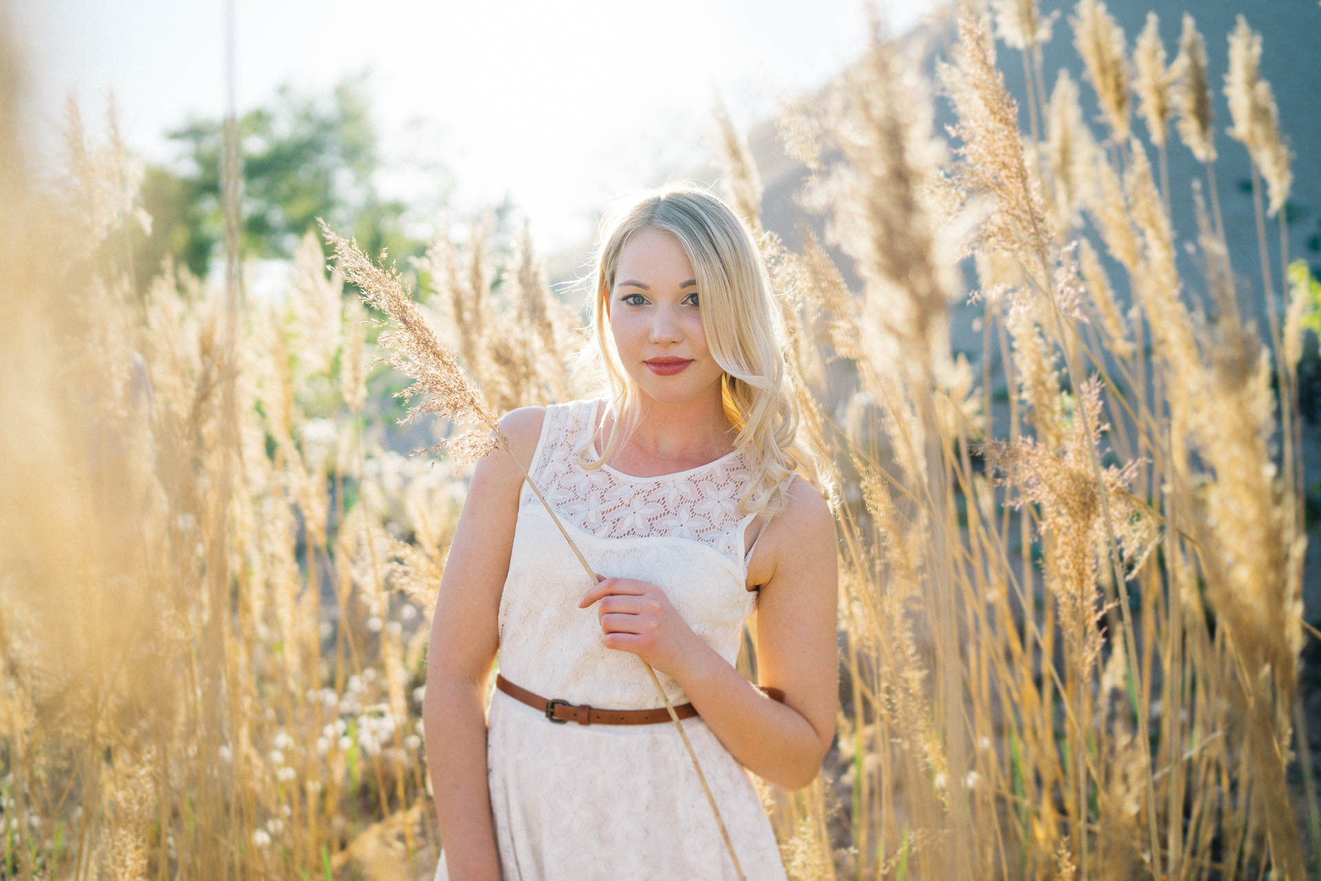 Paarshooting mit verliebtem Pärchen fotografiert von Lisa & Andi Photography in einer schönen Heide.