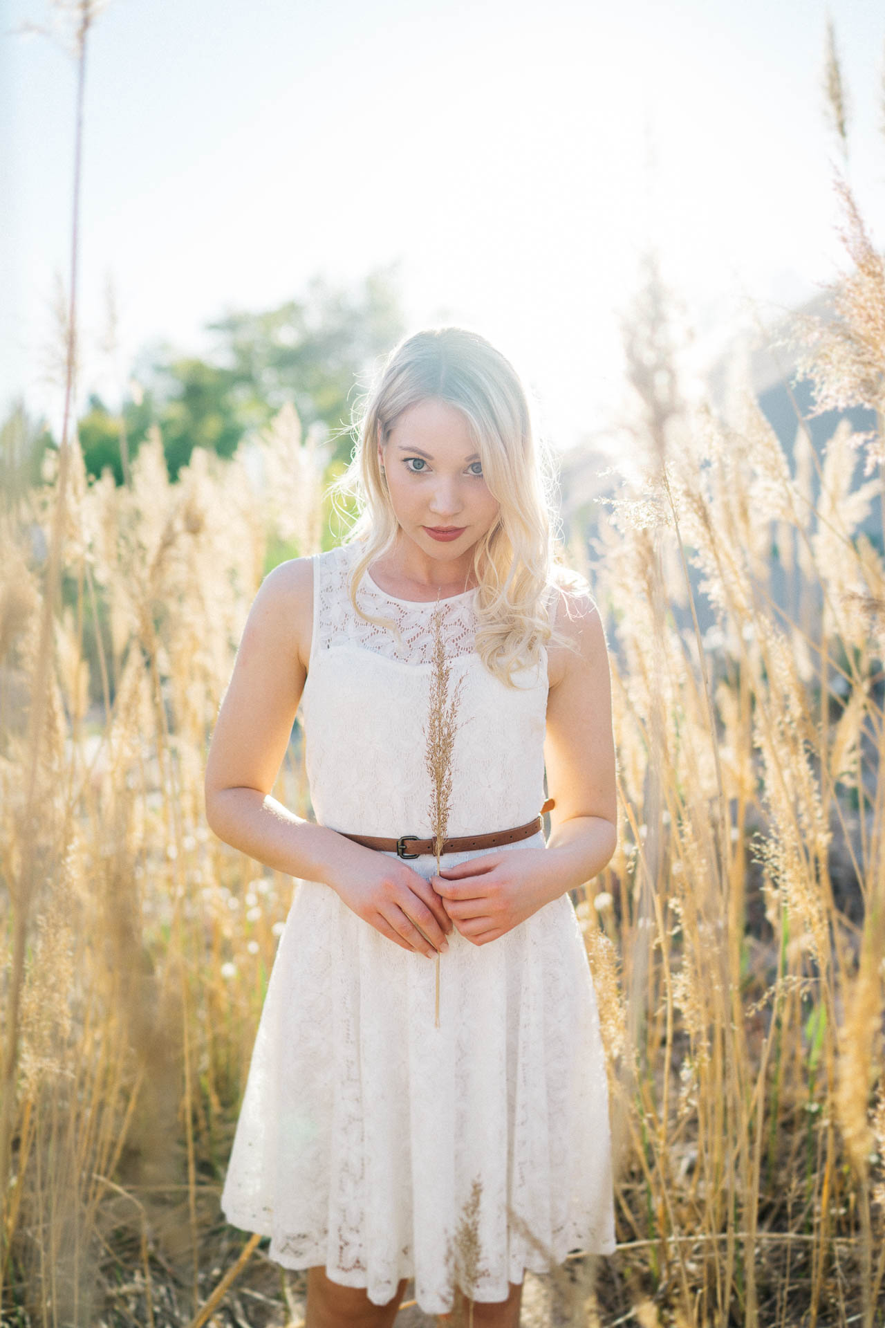Paarshooting mit verliebtem Pärchen fotografiert von Lisa & Andi Photography in einer schönen Heide.