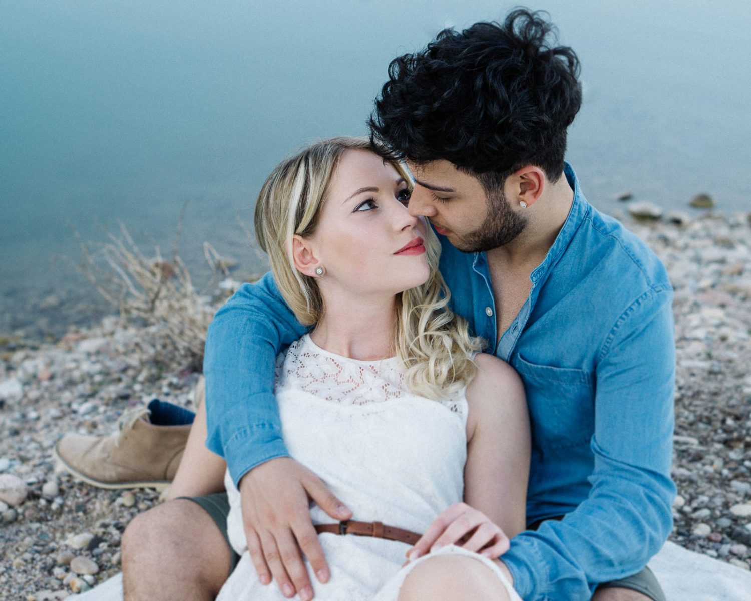 Paarshooting mit verliebtem Pärchen fotografiert von Lisa & Andi Photography in einer schönen Heide.