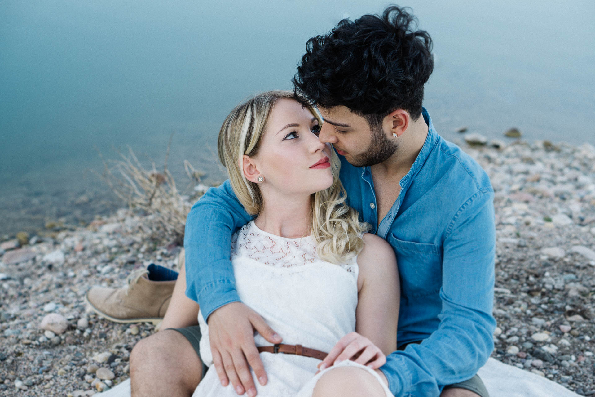 Paarshooting mit verliebtem Pärchen fotografiert von Lisa & Andi Photography in einer schönen Heide.
