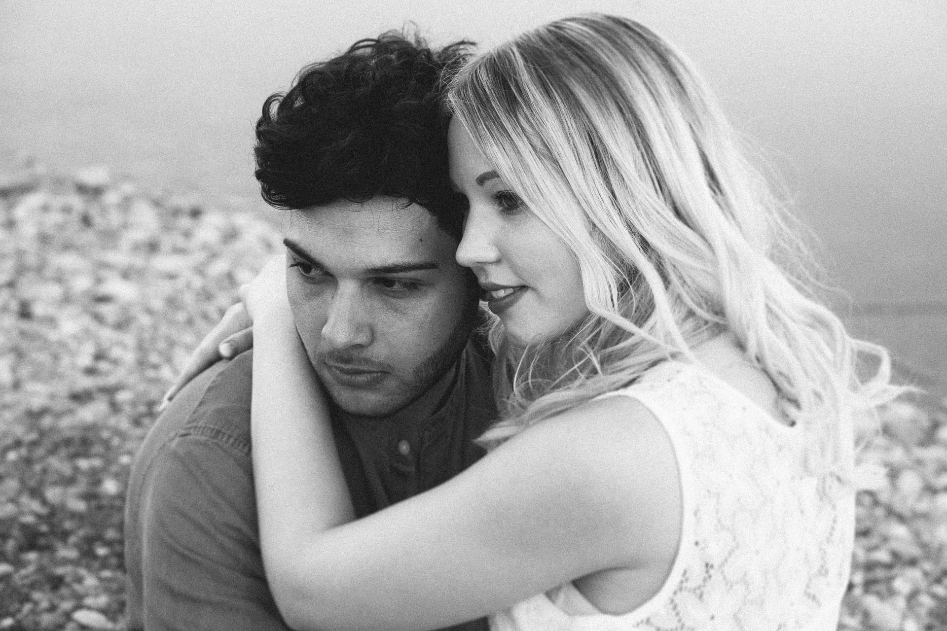 Paarshooting mit verliebtem Pärchen fotografiert von Lisa & Andi Photography in einer schönen Heide.