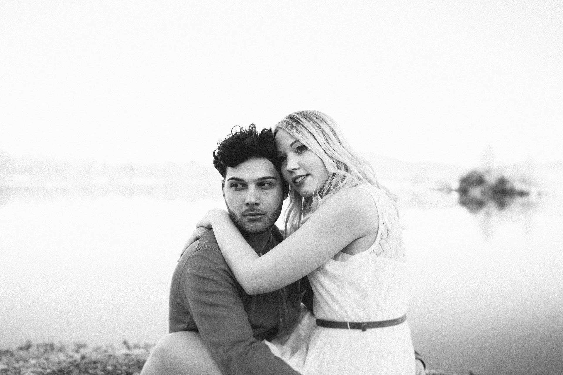 Paarshooting mit verliebtem Pärchen fotografiert von Lisa & Andi Photography in einer schönen Heide.