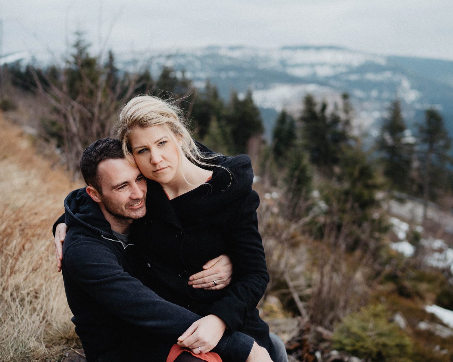 Verlobungsshooting vor der Hochzeit in Kloster Allerheiligen Ruinen fotografiert von Lisa & Andi Photography.