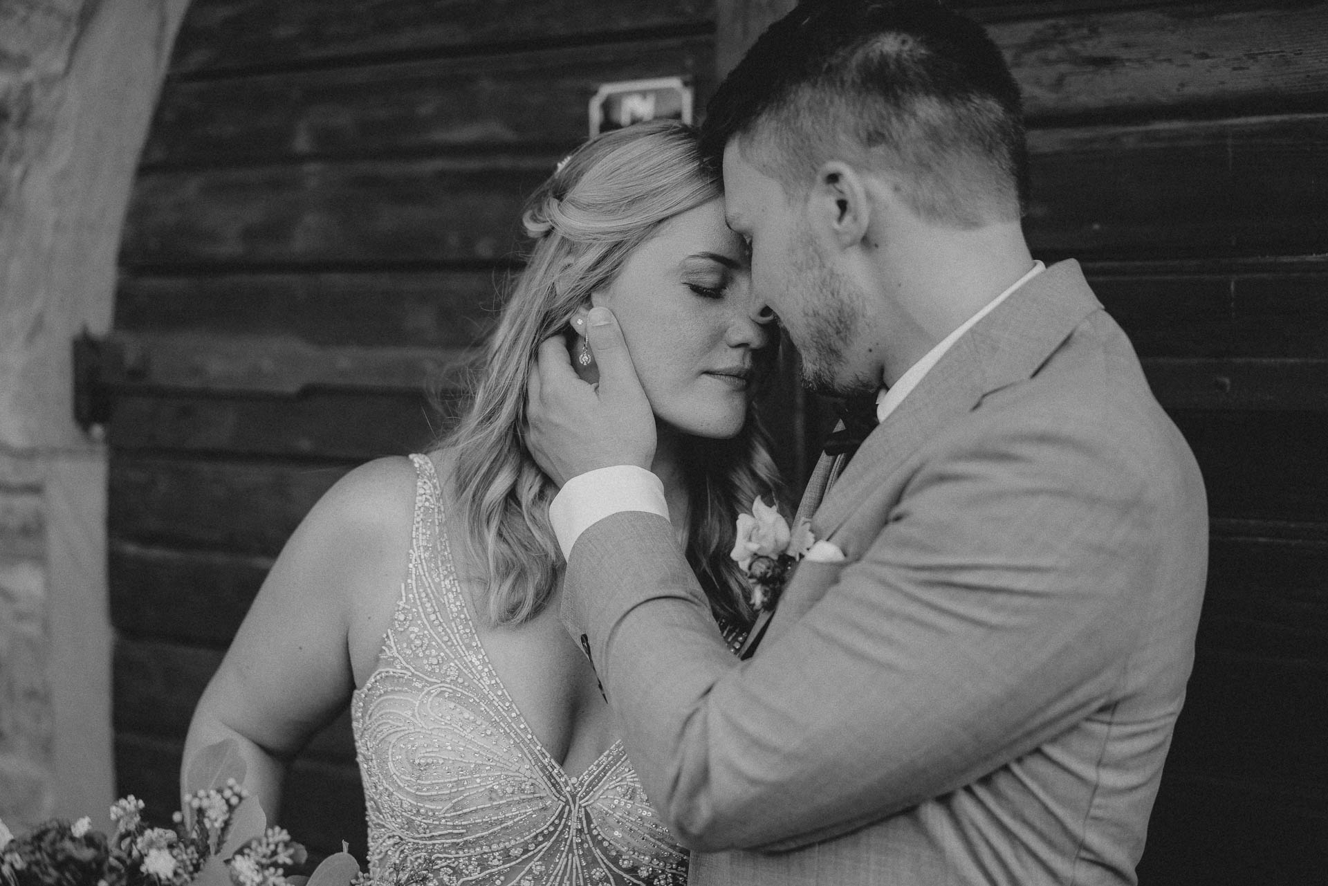 Bester Hochzeitsfotograf in Baden-Württemberg. Lisa & Andi Photography erstellen Hochzeitsreportagen und Hochzeitsfilme auf dem Eckberg.