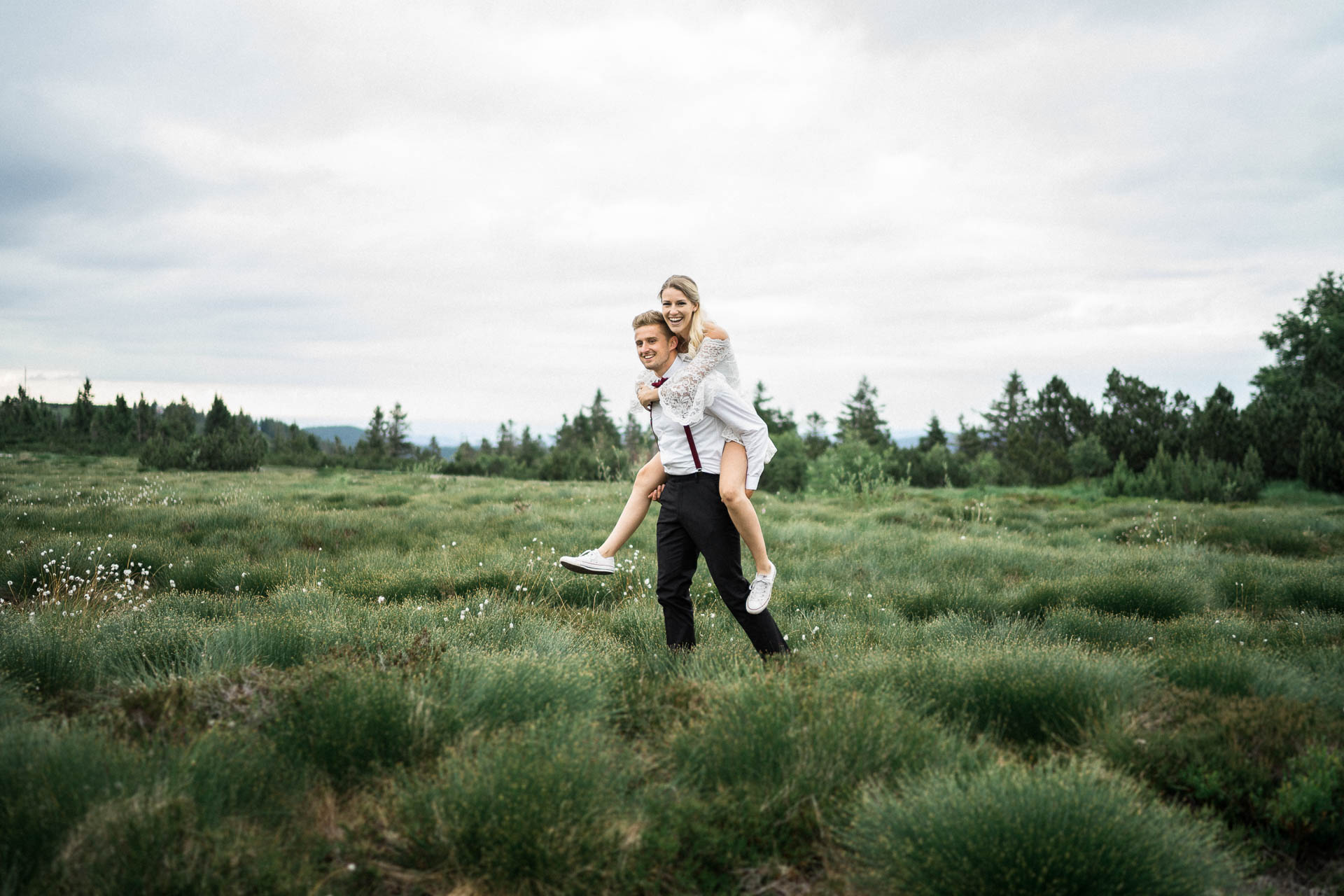 Bester Hochzeitsfotograf in Baden-Württemberg. Lisa & Andi Photography erstellen Hochzeitsreportagen und Hochzeitsfilme im Schwarzwald.