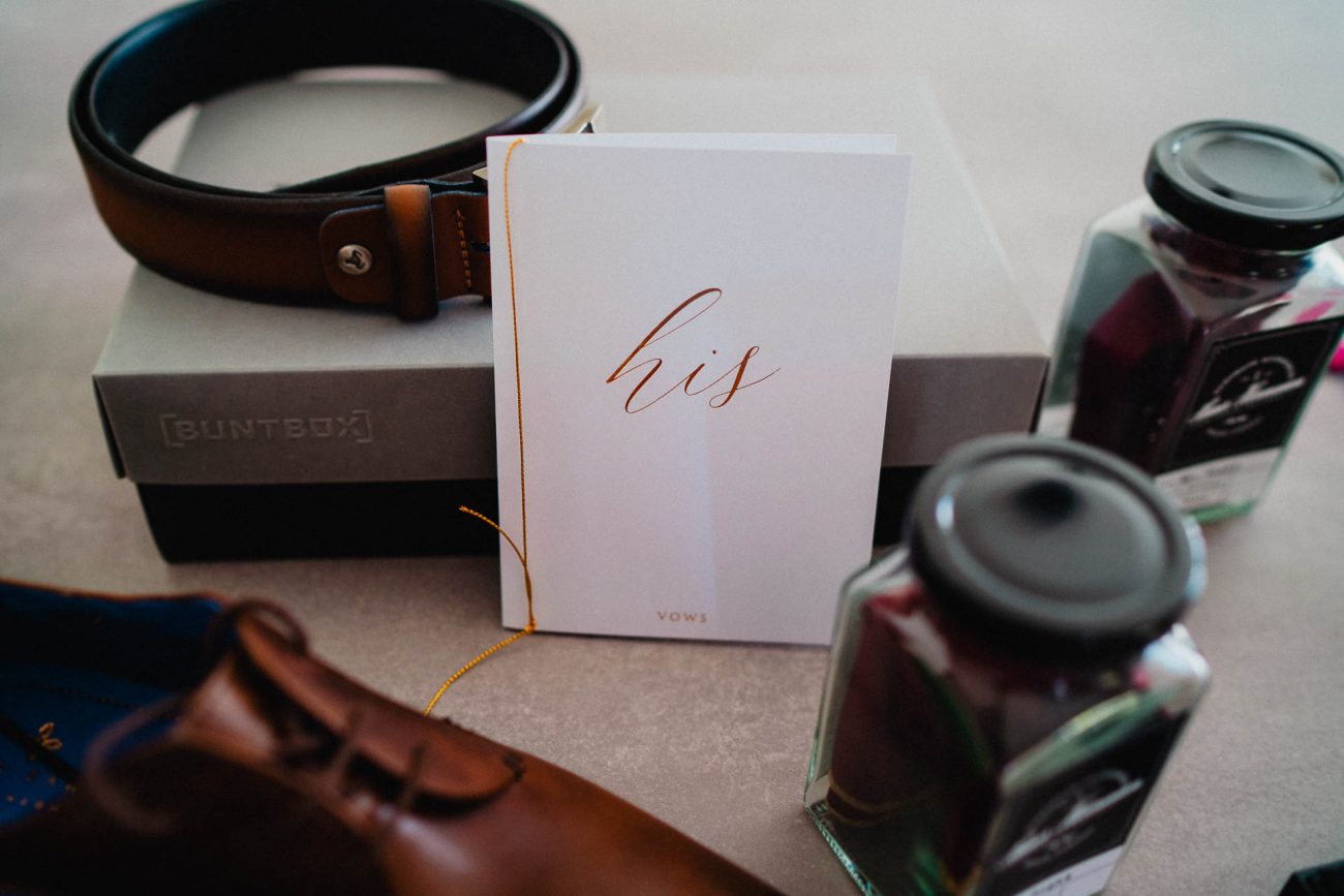 Bräutigam beim Getting Ready vor der freien Trauung im Molino in Neuried bei Offenburg. Fotografiert von Lisa & Andi Photography.