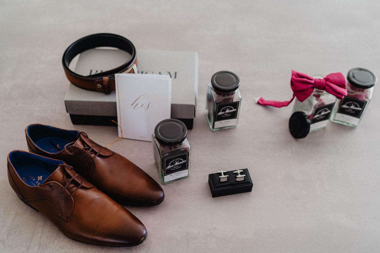 Bräutigam beim Getting Ready vor der freien Trauung im Molino in Neuried bei Offenburg. Fotografiert von Lisa & Andi Photography.