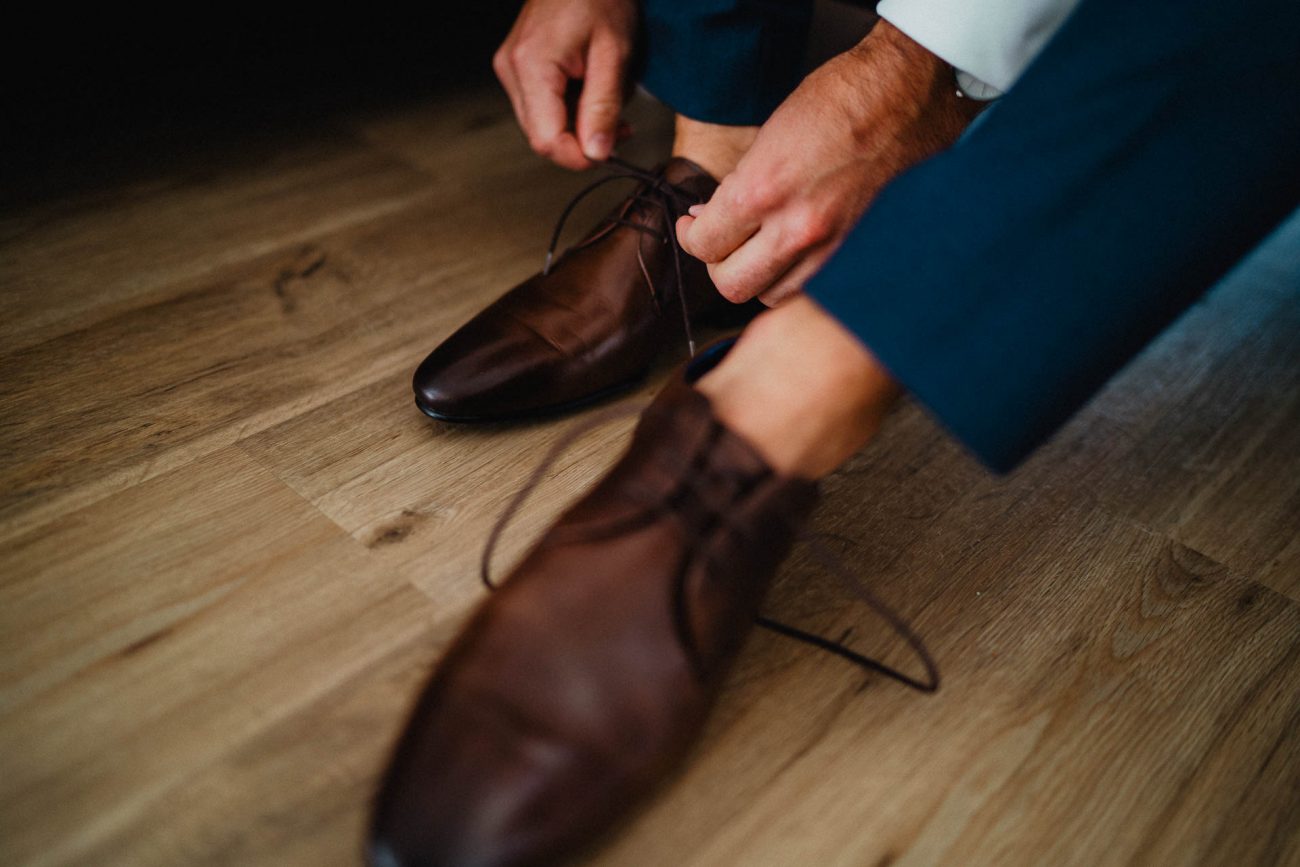 Bräutigam beim Getting Ready vor der freien Trauung im Molino in Neuried bei Offenburg. Fotografiert von Lisa & Andi Photography.