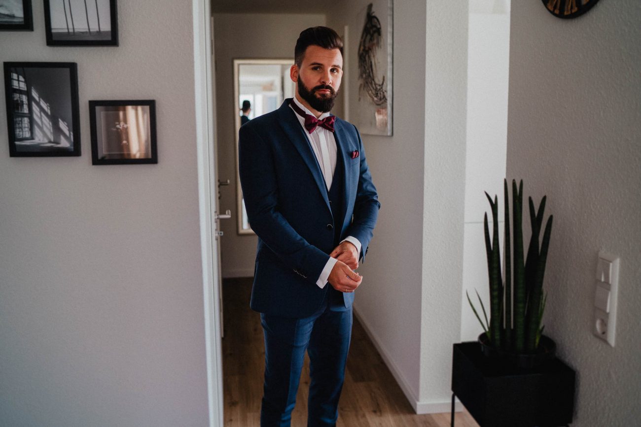 Bräutigam beim Getting Ready vor der freien Trauung im Molino in Neuried bei Offenburg. Fotografiert von Lisa & Andi Photography.