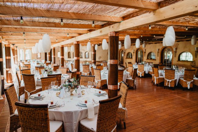 Hochzeitsdekoration einer freien Trauung im Molino in Neuried bei Offenburg. Fotografiert von Lisa & Andi Photography.