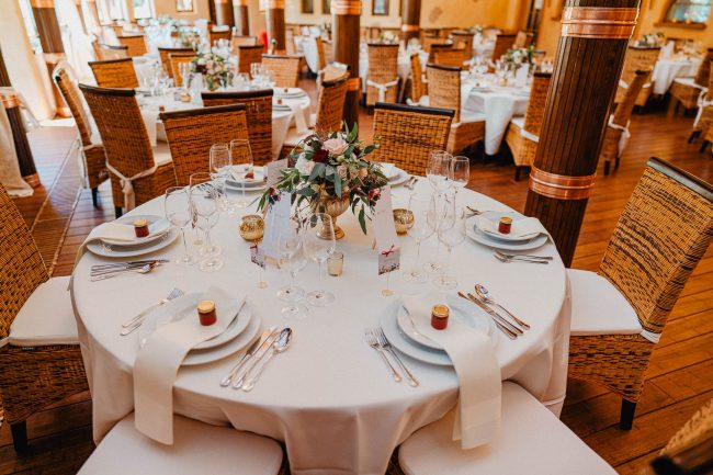 Hochzeitsdekoration einer freien Trauung im Molino in Neuried bei Offenburg. Fotografiert von Lisa & Andi Photography.