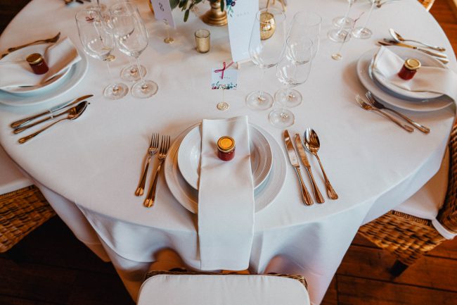 Hochzeitsdekoration einer freien Trauung im Molino in Neuried bei Offenburg. Fotografiert von Lisa & Andi Photography.