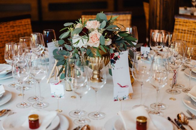 Hochzeitsdekoration einer freien Trauung im Molino in Neuried bei Offenburg. Fotografiert von Lisa & Andi Photography.