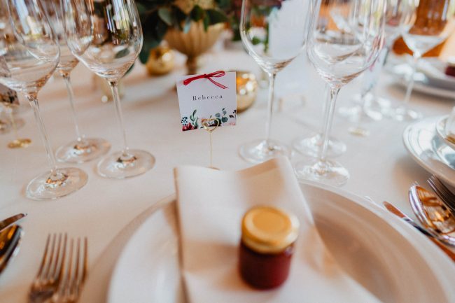 Hochzeitsdekoration einer freien Trauung im Molino in Neuried bei Offenburg. Fotografiert von Lisa & Andi Photography.