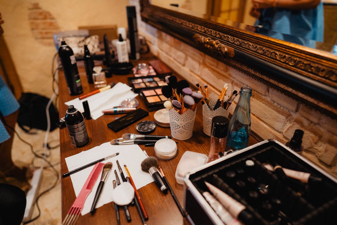 Getting Ready der Braut vor der freien Trauung im Molino in Neuried bei Offenburg. Fotografiert von Lisa & Andi Photography.