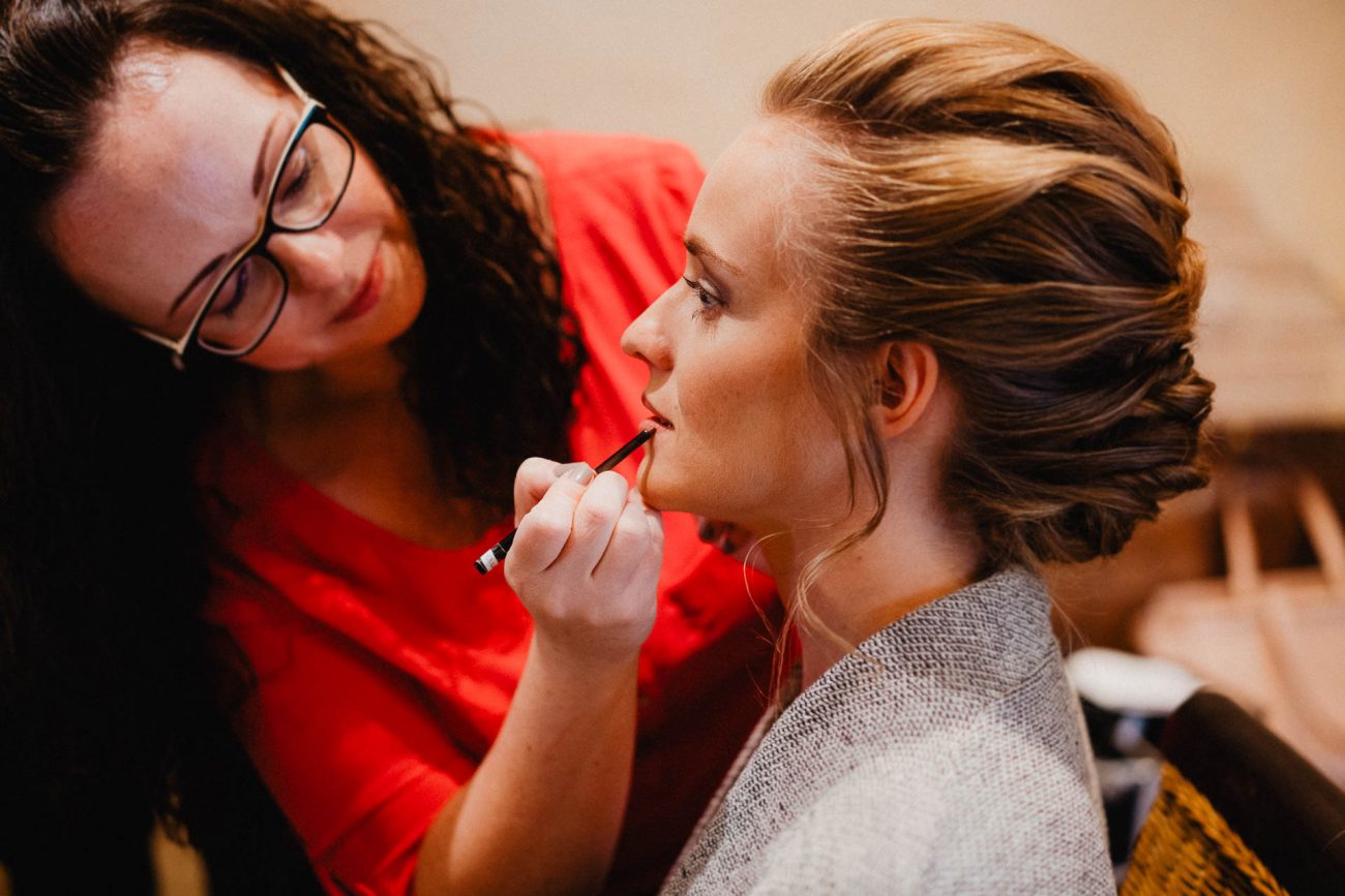 Getting Ready der Braut vor der freien Trauung im Molino in Neuried bei Offenburg. Fotografiert von Lisa & Andi Photography.
