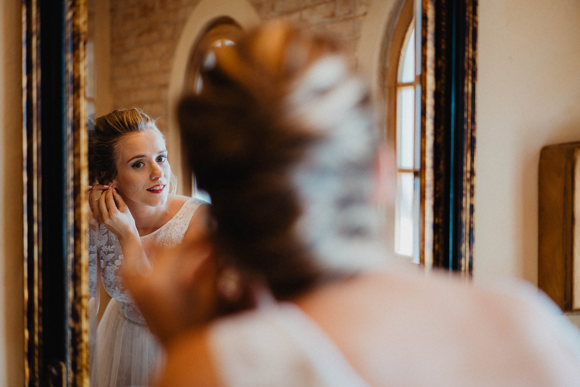 Getting Ready der Braut vor der freien Trauung im Molino in Neuried bei Offenburg. Fotografiert von Lisa & Andi Photography.