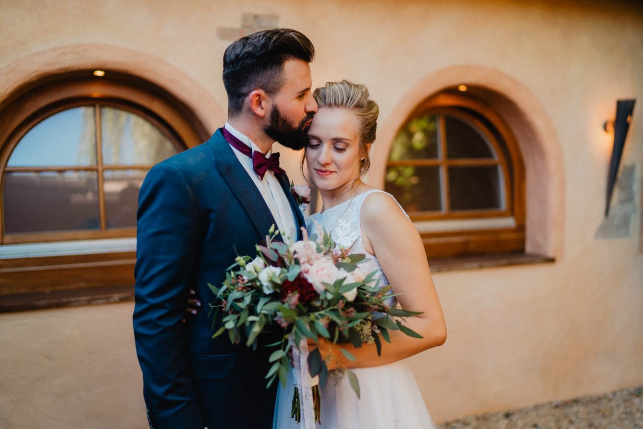 Brautpaar beim Paarshooting im Molino in Neuried bei Offenburg. Fotografiert von Lisa & Andi Photography.