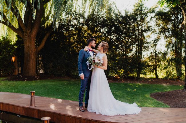 Brautpaar beim Paarshooting im Molino in Neuried bei Offenburg. Fotografiert von Lisa & Andi Photography.