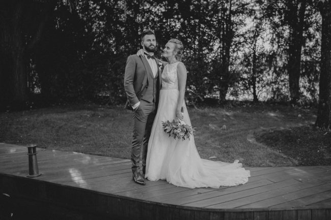 Brautpaar beim Paarshooting im Molino in Neuried bei Offenburg. Fotografiert von Lisa & Andi Photography.