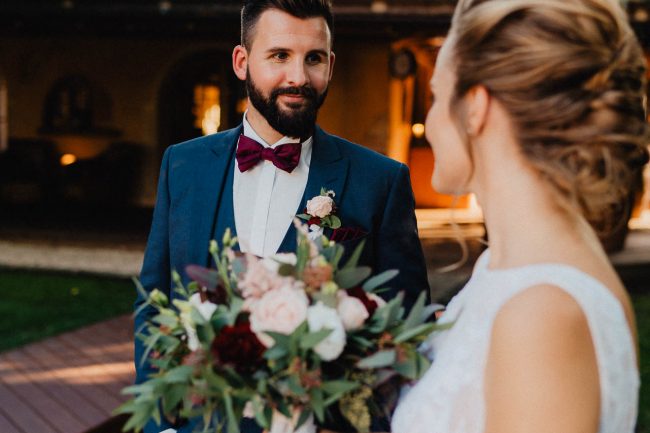 Brautpaar beim Paarshooting im Molino in Neuried bei Offenburg. Fotografiert von Lisa & Andi Photography.