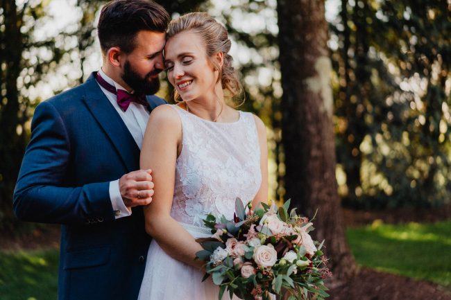 Brautpaar beim Paarshooting im Molino in Neuried bei Offenburg. Fotografiert von Lisa & Andi Photography.