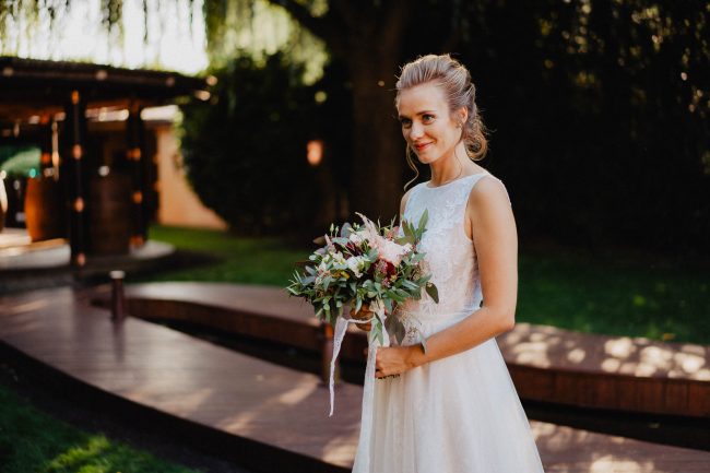 Brautpaar beim Paarshooting im Molino in Neuried bei Offenburg. Fotografiert von Lisa & Andi Photography.