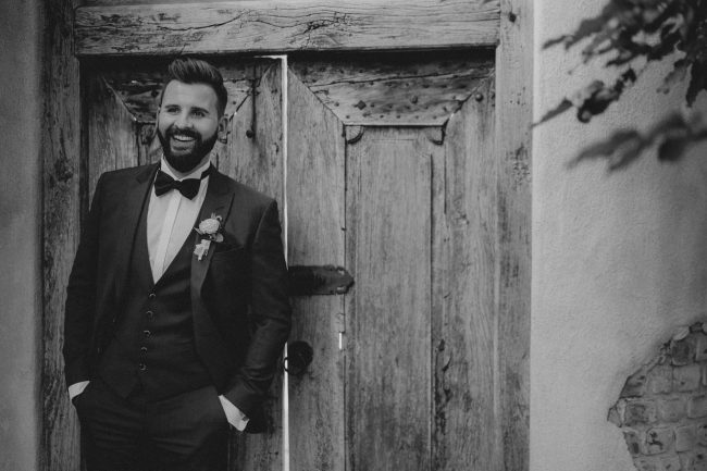 Brautpaar beim Paarshooting im Molino in Neuried bei Offenburg. Fotografiert von Lisa & Andi Photography.