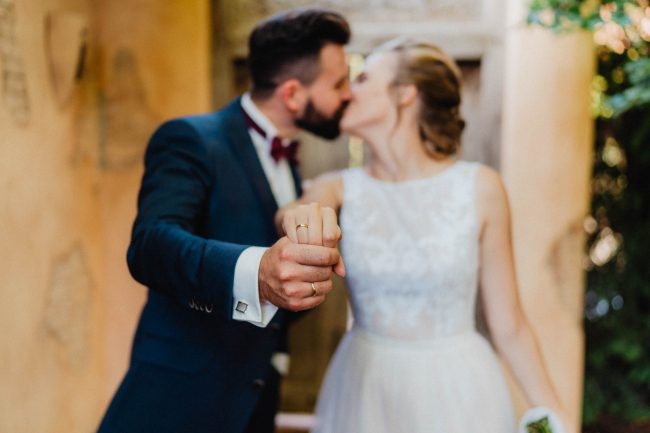 Brautpaar beim Paarshooting im Molino in Neuried bei Offenburg. Fotografiert von Lisa & Andi Photography.