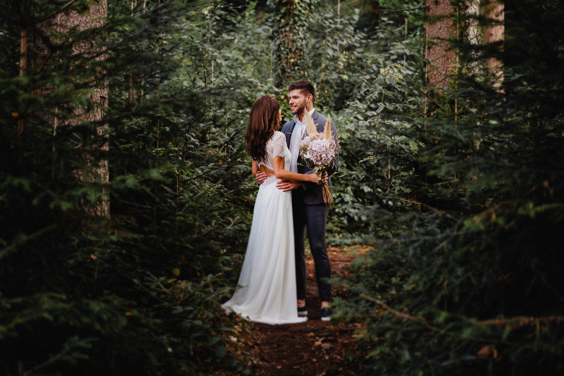 Hochzeitsfotografie auf dem Schloß Eberstein fotografiert von Lisa & Andi Photography. Emotionale Hochzeitsreportagen und Hochzeitsfilme. Braut mit einem traumhaften Boho Brautkleid von Jolie Bruchsal und Brautstrauß von AriSi das Gefühl für Feste.