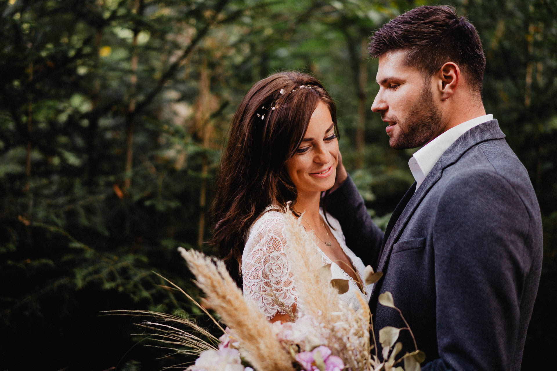 Hochzeitsfotografie auf dem Schloß Eberstein fotografiert von Lisa & Andi Photography. Emotionale Hochzeitsreportagen und Hochzeitsfilme. Braut mit einem traumhaften Boho Brautkleid von Jolie Bruchsal und Brautstrauß von AriSi das Gefühl für Feste.