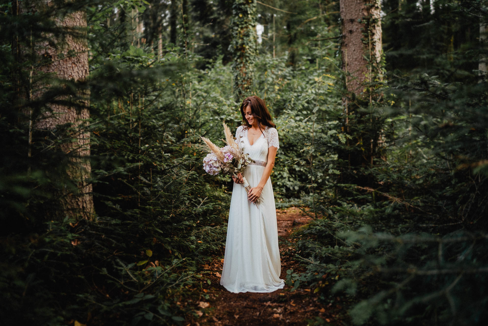 Hochzeitsfotografie auf dem Schloß Eberstein fotografiert von Lisa & Andi Photography. Emotionale Hochzeitsreportagen und Hochzeitsfilme. Braut mit einem traumhaften Boho Brautkleid von Jolie Bruchsal und Brautstrauß von AriSi das Gefühl für Feste.